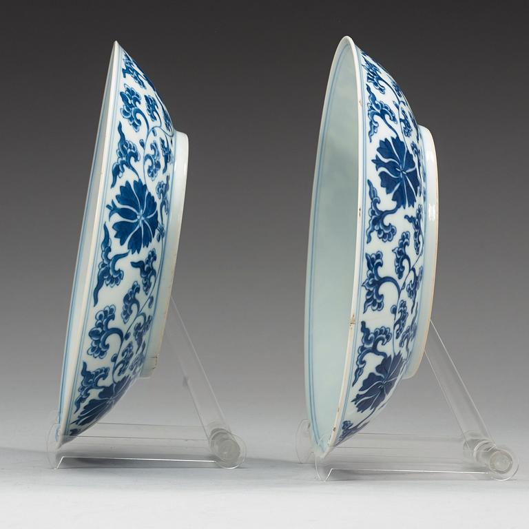 A set of three blue and white lotus dishes, Qing dynasty (1644-1912) with Qianlongs, Jiaqing and Daoguangs seal mark.