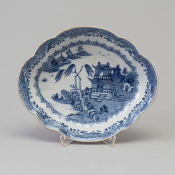 A blue and white export porcelain dish, Qing dynasty, Qianlong (1736-95).