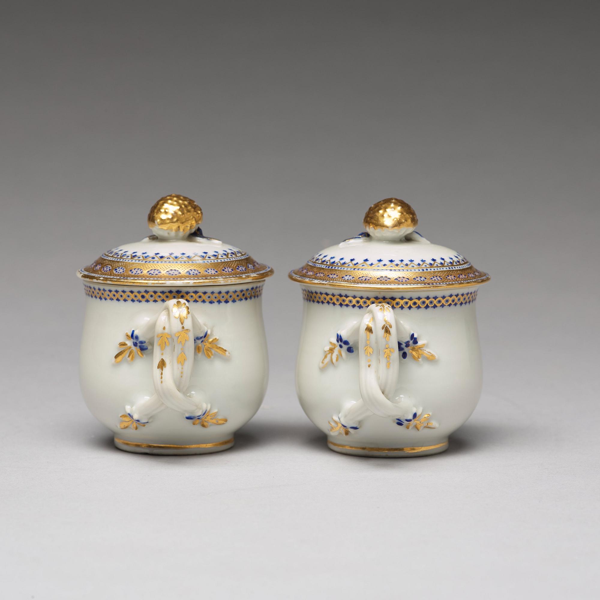 KOPPAR med LOCK, ett par, vapenporslin. Qingdynastin, Jiaqing (1796-1820).