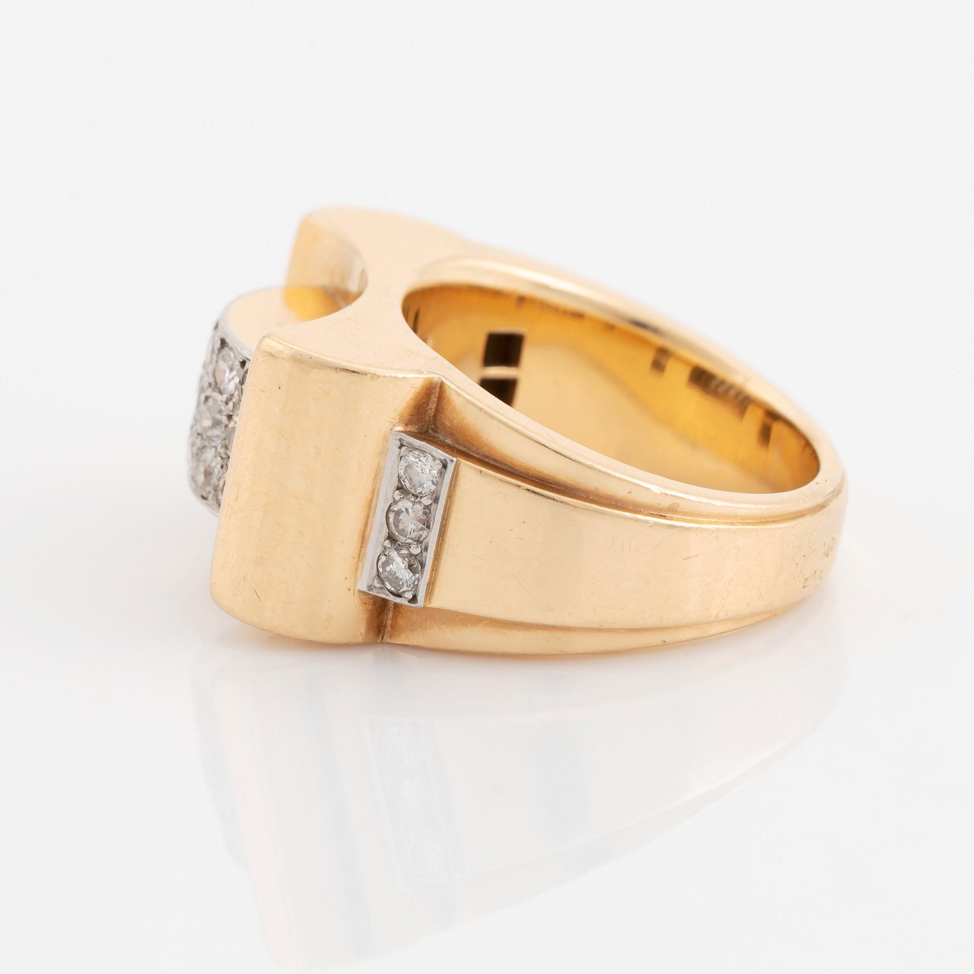An 18K gold Van Cleef & Arpels ring set with round brilliant-cut diamonds.