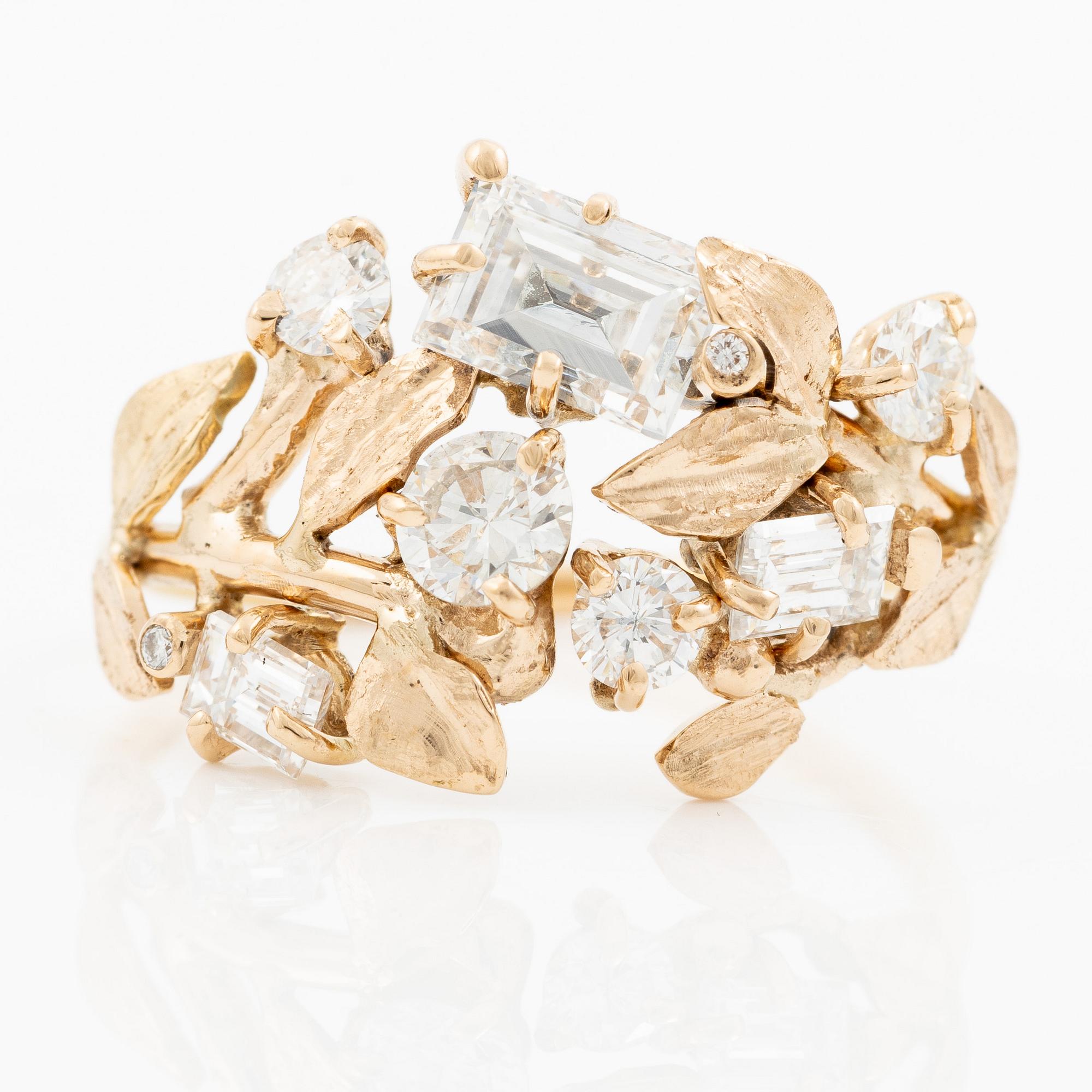 Ring, Mandelstam, 18K guld med baguette- och runda briljantslipade diamanter.