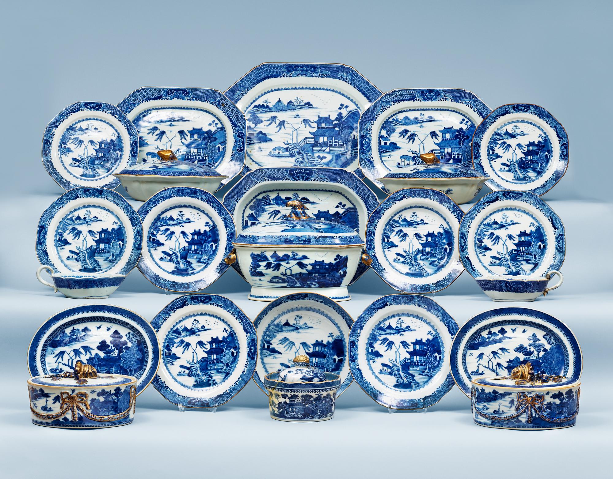 A blue and white dinner service, Qing dynasty, Qianlong (1736-95). (89 pieces).