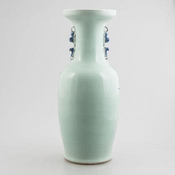 A porcelain vase, China, Qing dynasty, late 19th century.
