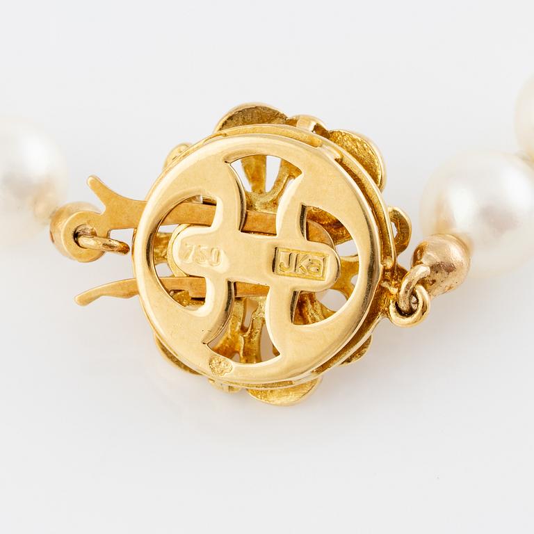 Pearl necklace, graduated cultured pearls with clasp in 18K gold.