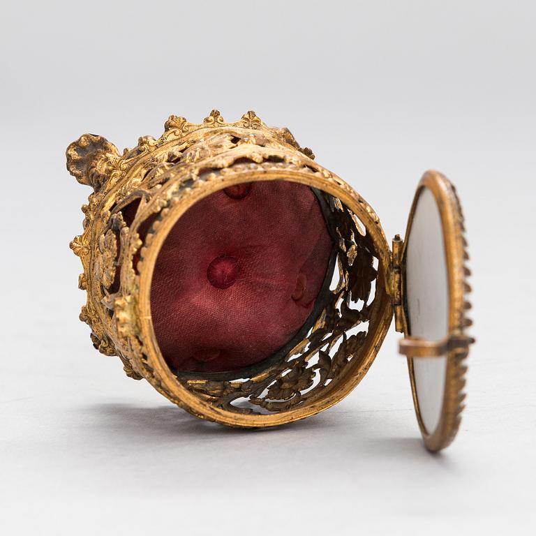 MINATYRMÅLNINGAR, 2 st, och DOSA med tryckt motiv.