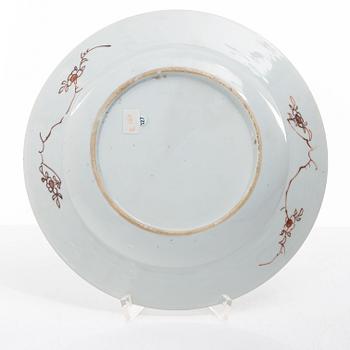 Tallrikar, fyra stycken, porslin, Kina, 1700-talets första hälft.