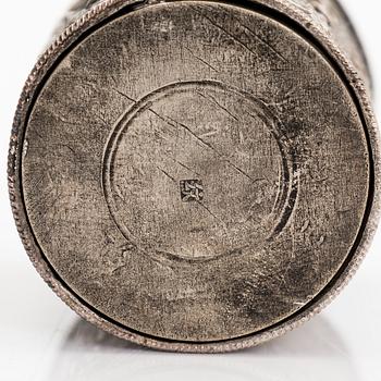 Erä posliinia, 9 kpl, sekä kaksi maustepurkkia, Kiina, Myöhäinen Qing-dynastia/varhainen 1900-luku.