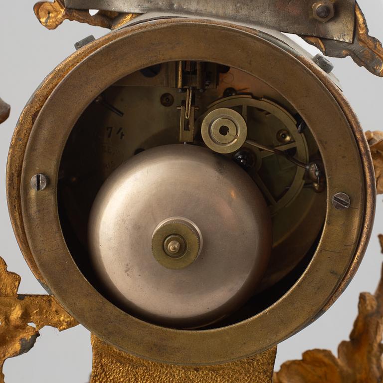 A mantle clock. France, from around the year 1900.