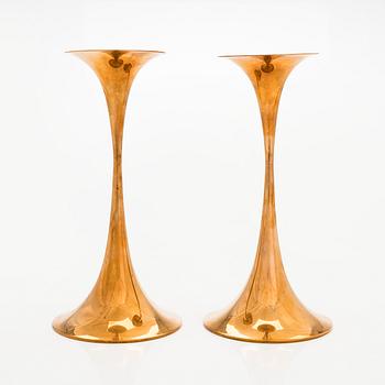 Tapio Wirkkala, ljusstakar, ett par, "Trumpet", brons, stämplad Tapio Wirkkala, Hopeakeskus Oy Made in Finland.
