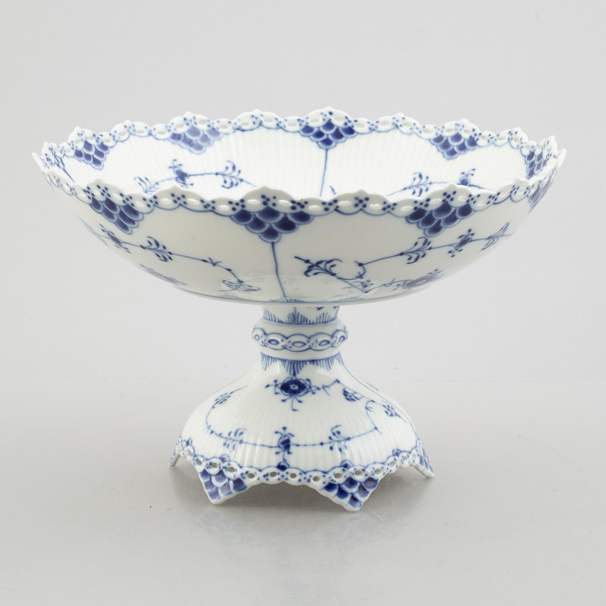 A 'Blue Fluted Full Lace' / 'Musselmalet porcelain centerpiece bowl, Royal Copenhagen, model 1022, 1969-78.