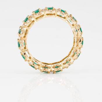 RING, 18K guld med briljantslipade diamanter ca 0.90 ct samt fasettslipade smaragder ca 1.70 ct. Vikt 3,2 gram.