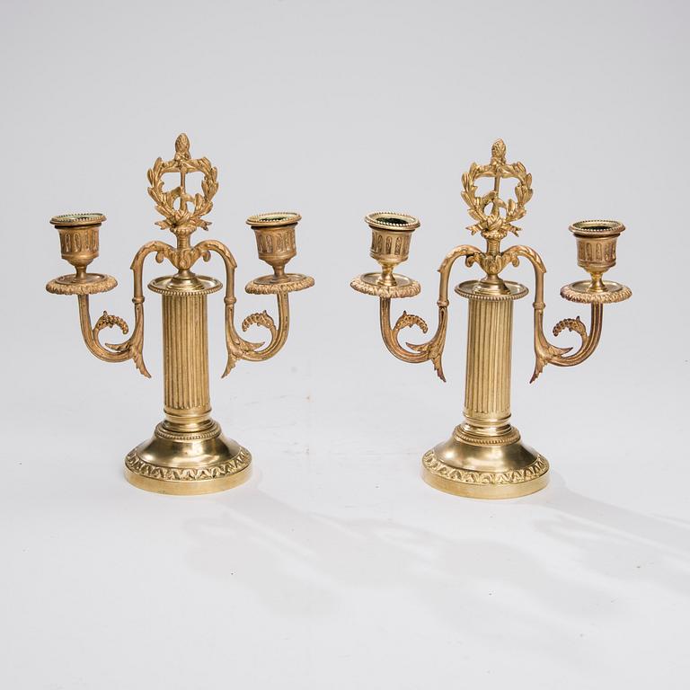 KYNTTELIKKÖPARI, messinkiä, Louis XVI-tyyliset, 1800-luvun loppu.