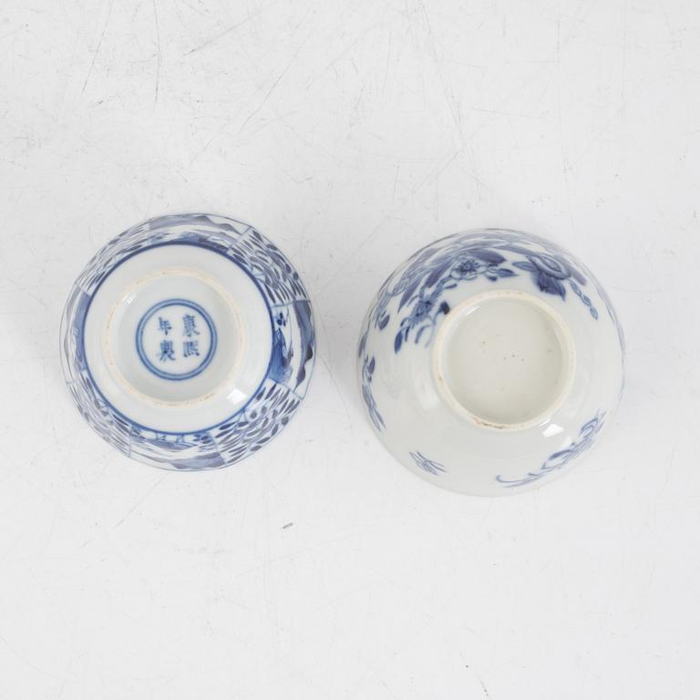 Two Chinese blue and white porcelain teacups with saucers, and two bowls, Qing dynasty, 18th and 19th century.