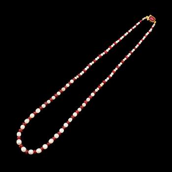 COLLIER, lås 18K guld, odlade pärlor och spineller.