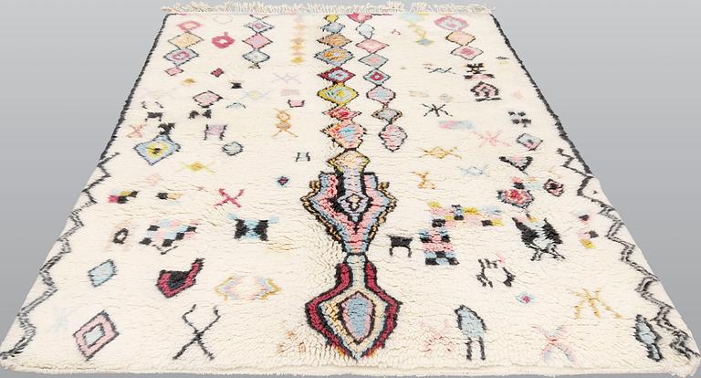 A Moroccan rug, approx. 253 x 166 cm.