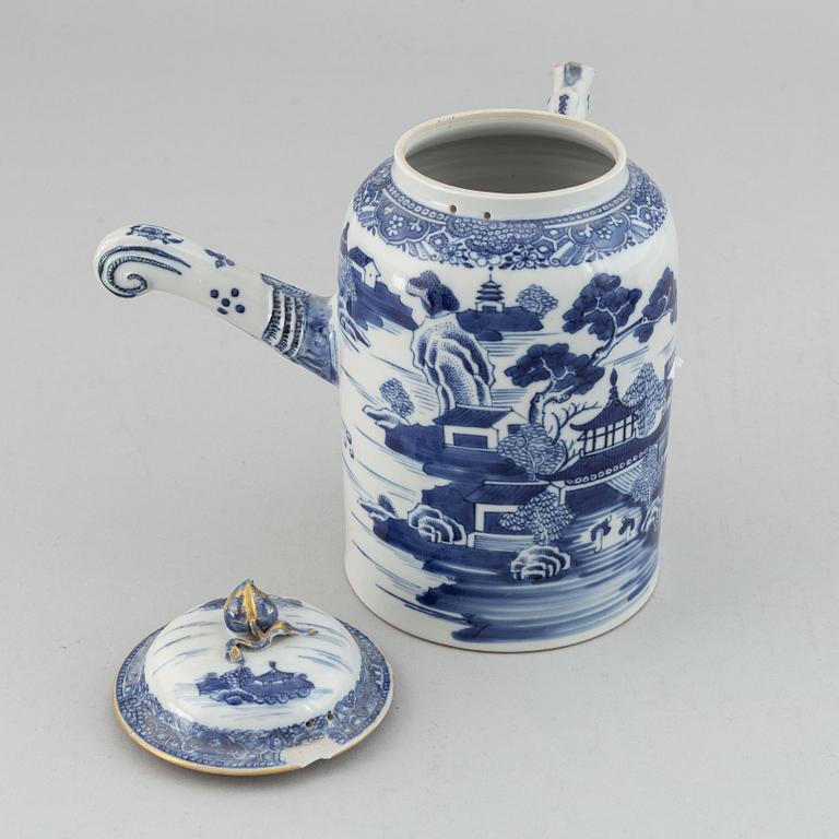 A blue and white coffee pot with cover, Qing dynasty, Qianlong (1736-95).