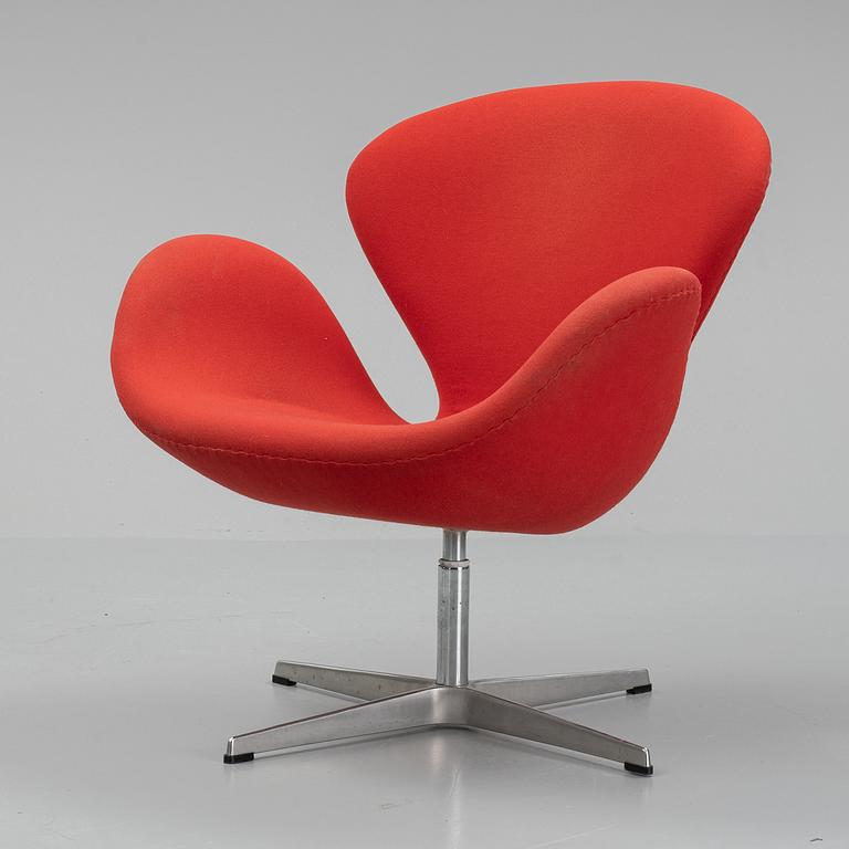 Arne Jacobsen, fåtölj, "Svanen", Fritz Hansen, Danmark, 1995.