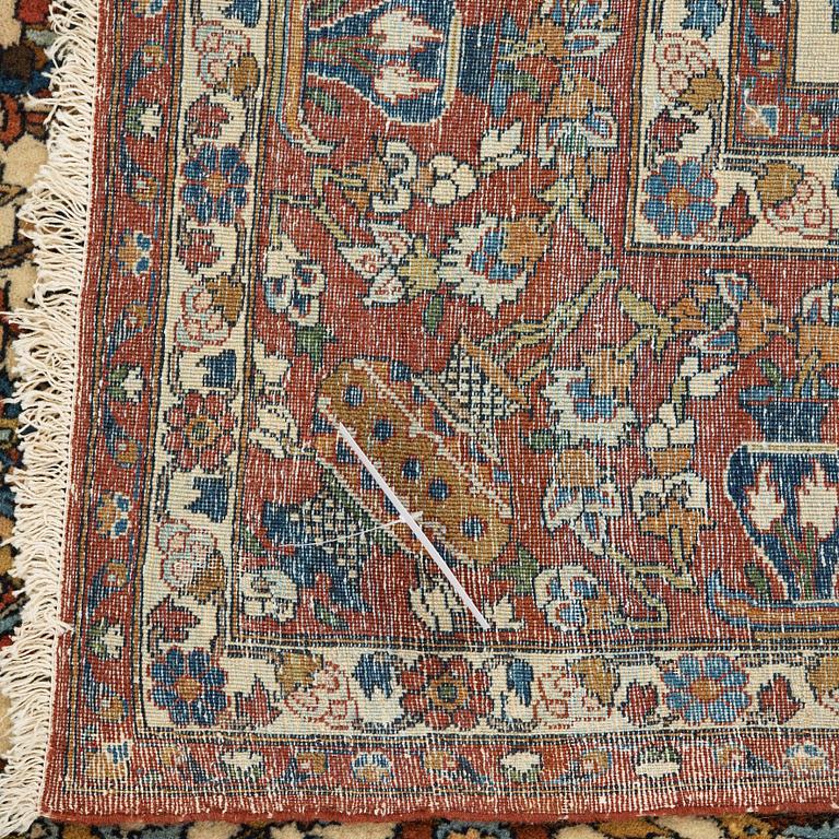A semi-antique carpet from Esfahan, around 216 x139 cm.