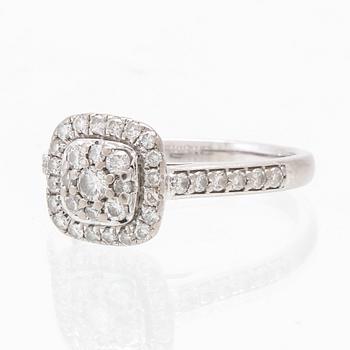 Ring in 18K white gold with round brilliant-cut diamonds.