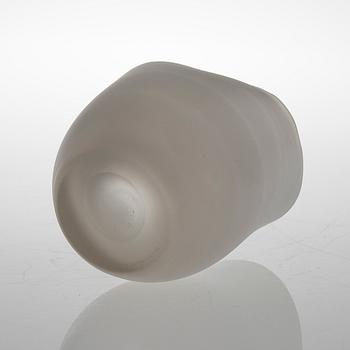 GUNNEL NYMAN, A VASE. Signed Riihimäen Lasi Oy. Gunnel Nyman, 1940s.