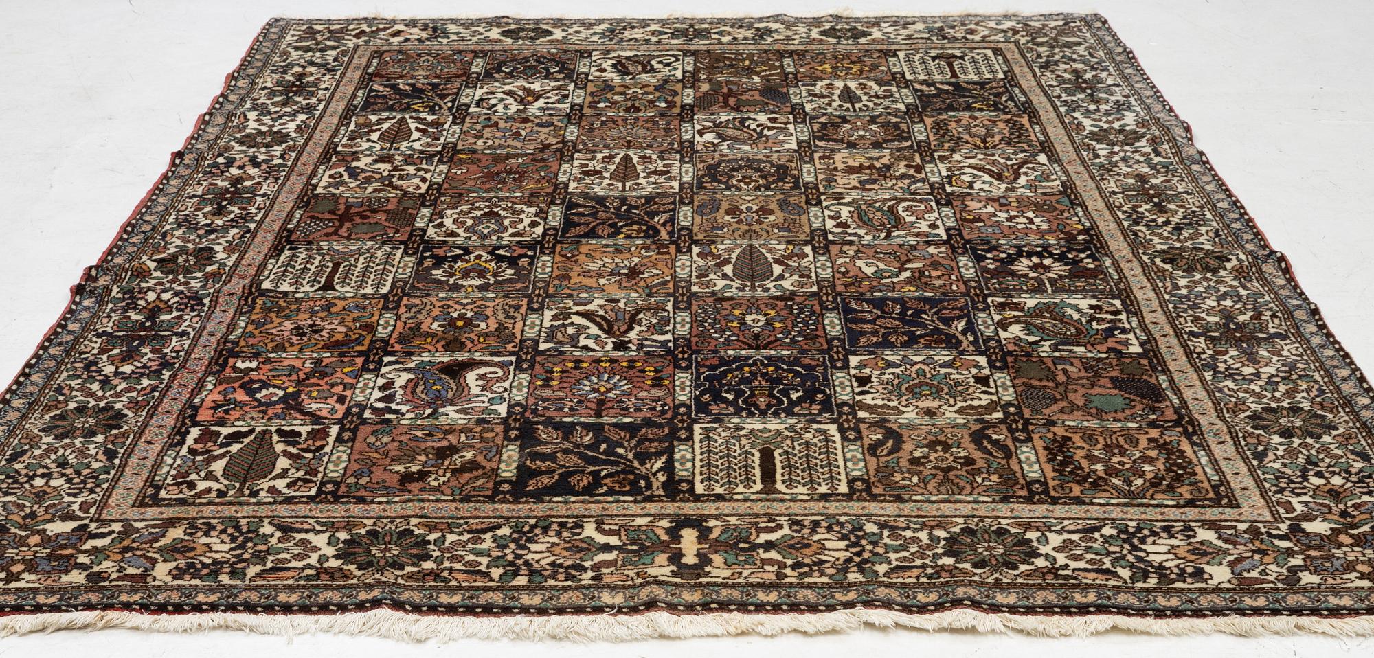 Carpet, Old Bakhtiari, approx. 301 x 223 cm.