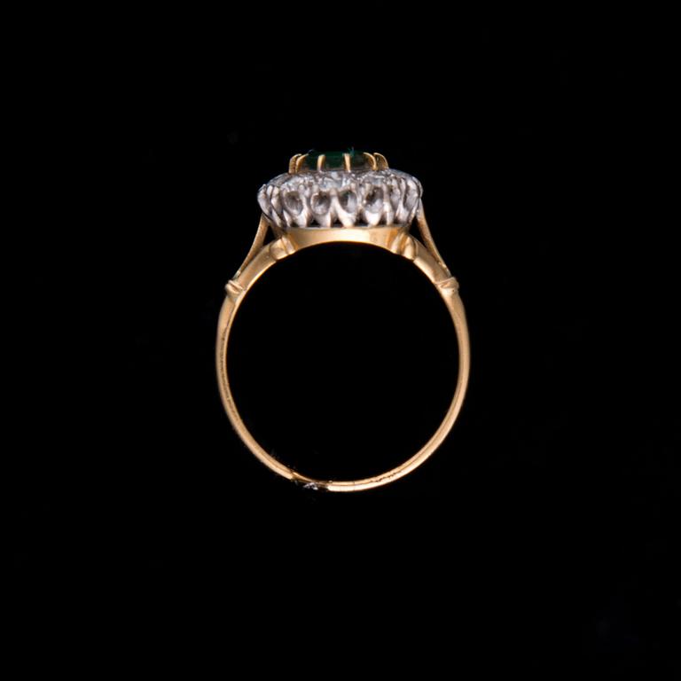RING, 18K guld, diamanter, smaragd ca 1,00 ct. Vikt ca 6,1 g.