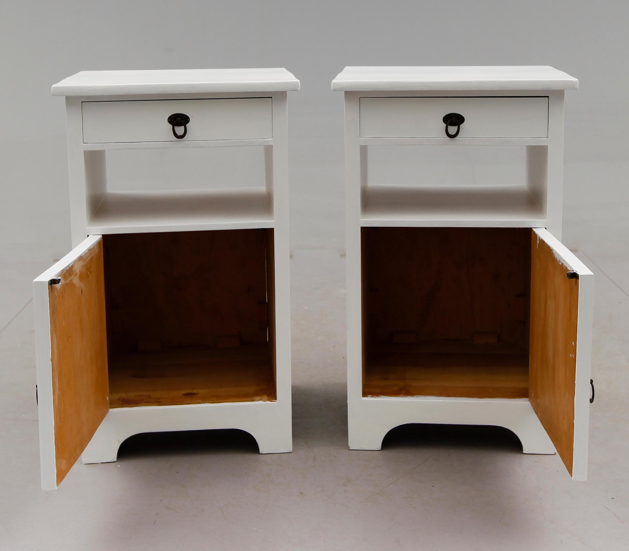 SÄNGBORD, 1 par, 1900-talets första hälft.