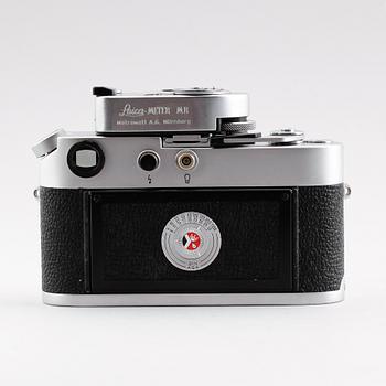 KAMERA samt OBJEKTIV, 1+2, Leica M4 Schwarz Lackiert, nr 1227403, med Leica-Meter, 1969.