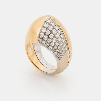 987. A Paul Binder ring in 18K gold set with round brilliant-cut diamonds.