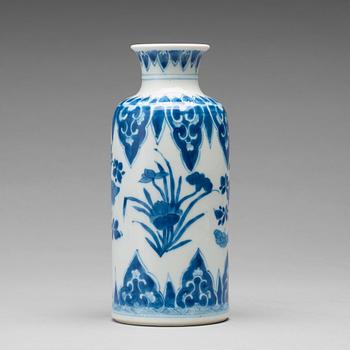 A blue and white vase, Qing dynasty, Kangxi (1662-1722).