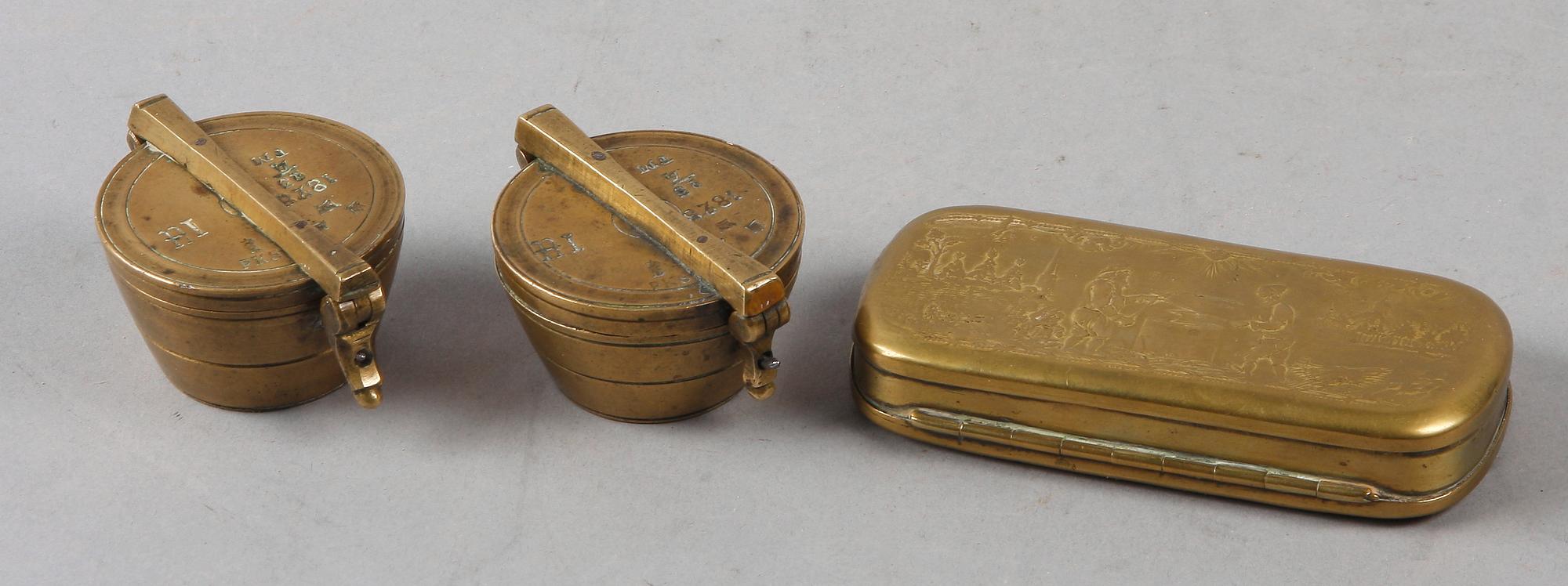 MÅTTSATSER, 2 st samt SNUSDOSA. Mässing. 1800/1900-tal.