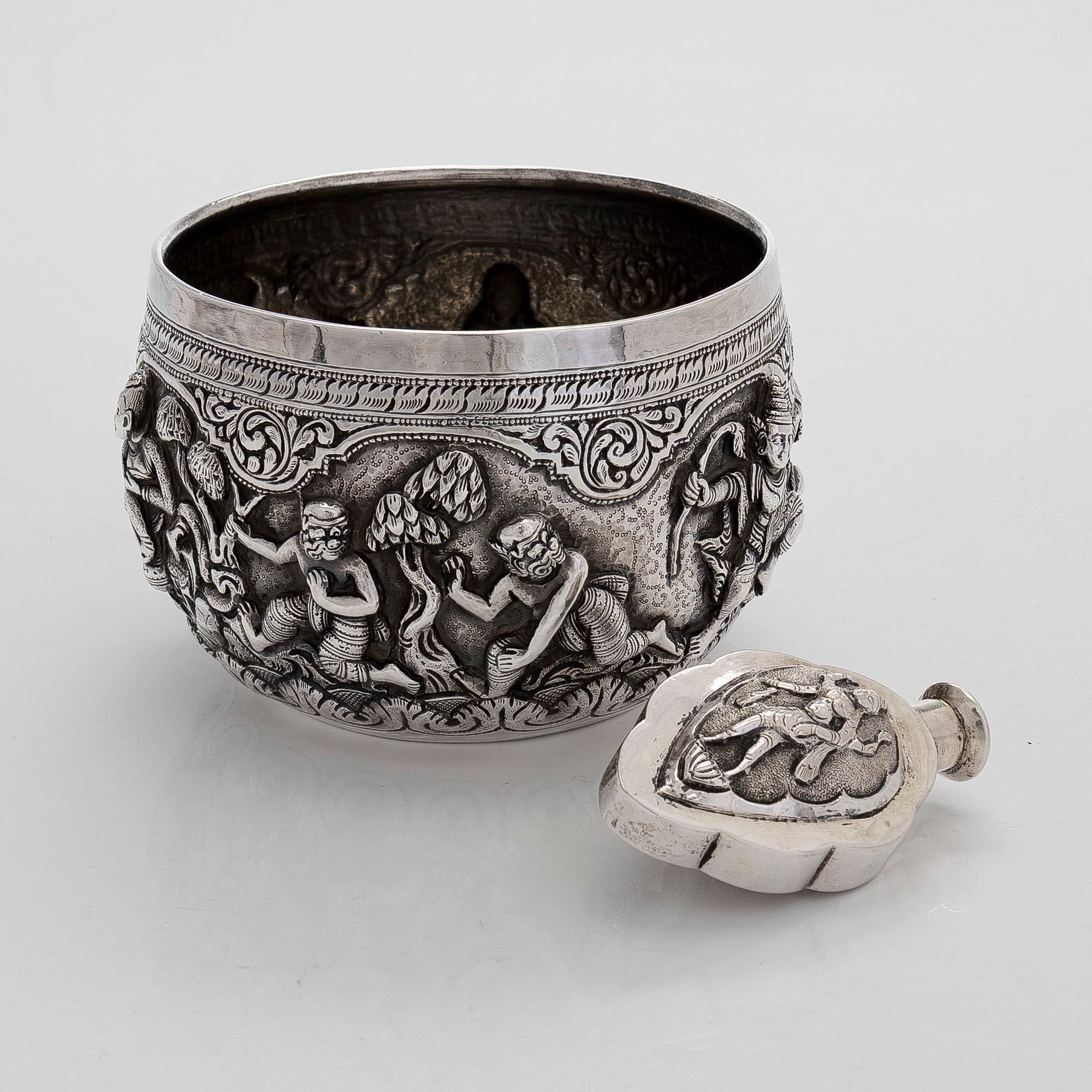 A silver bowl, Tillander import marks, 1983, and a silver snuff bottle.