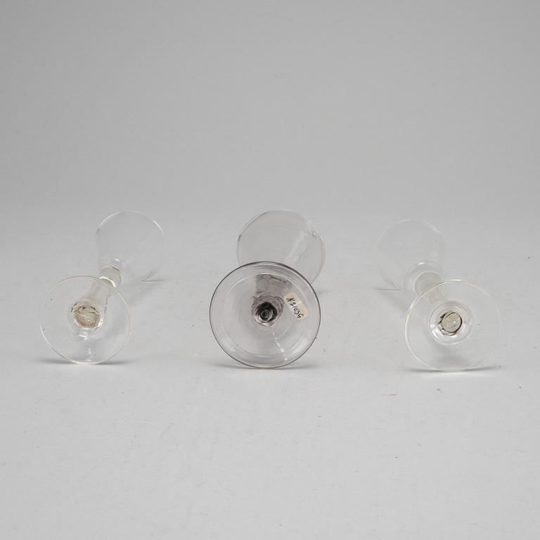Spetsglas, tre stycken, 1+1+1, 1700-tal, samt omkring år 1800.