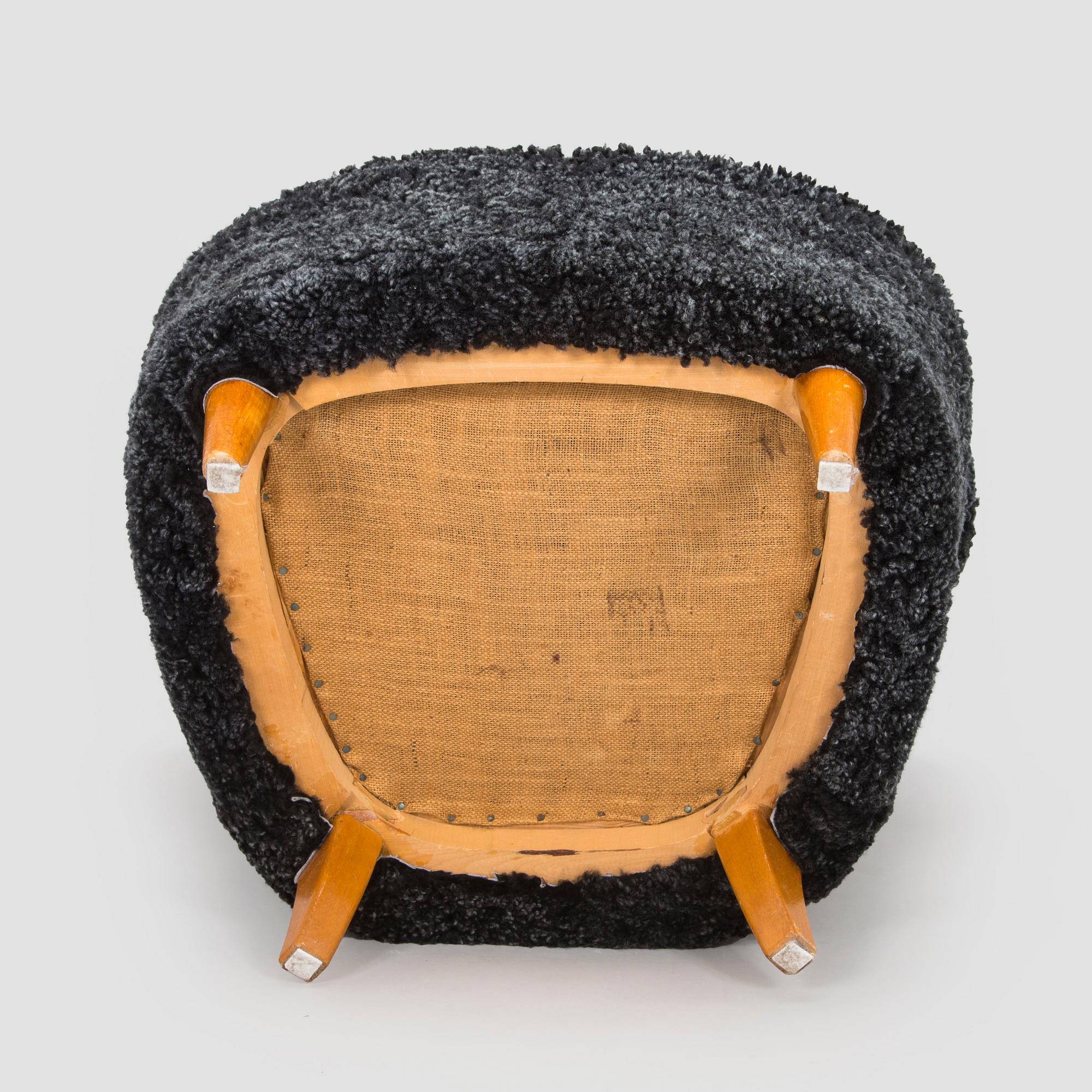 A mid-20th century armchair.