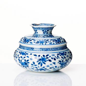 A blue and white vase, Qing dynasty, Kangxi (1662-1722).