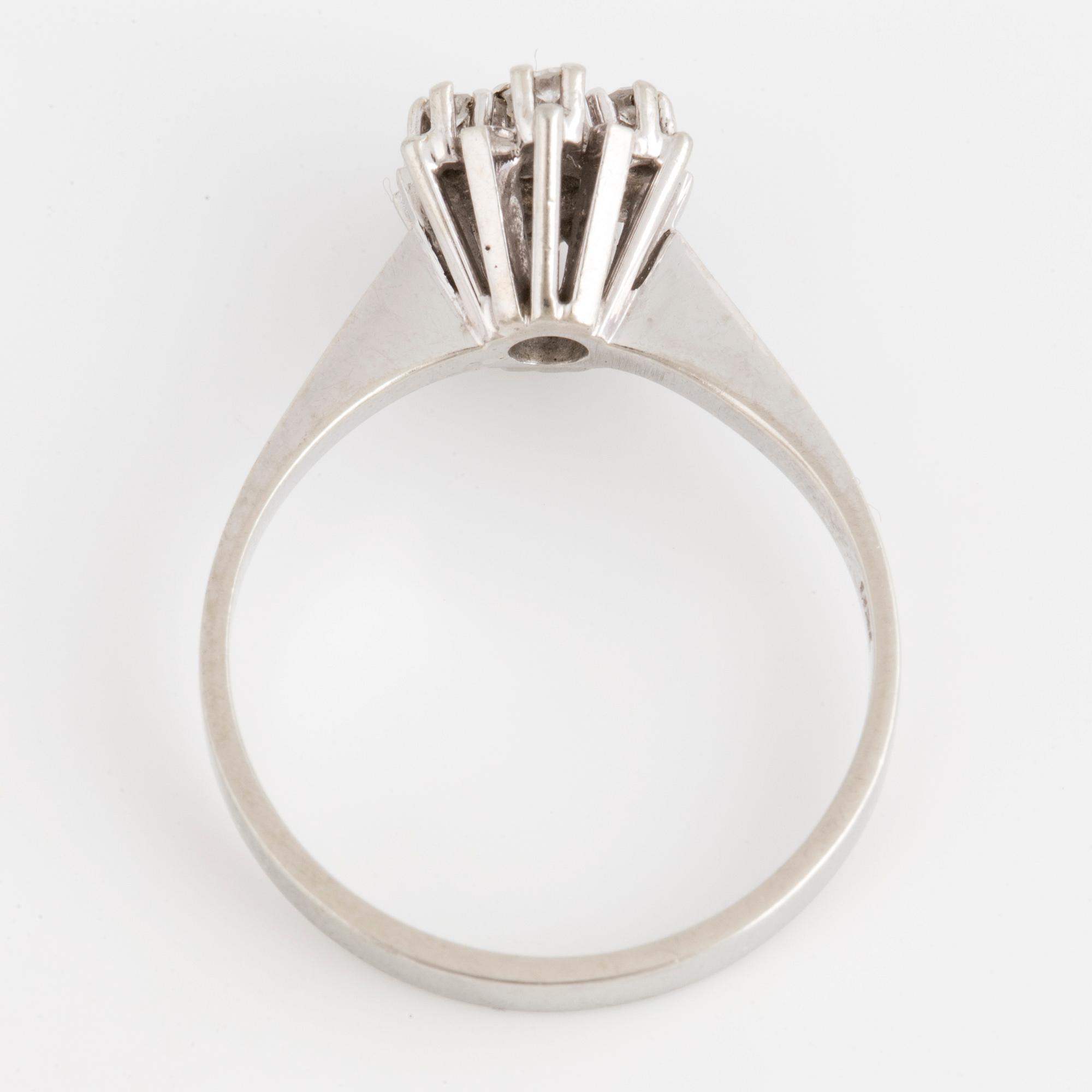 RING, 18K vitguld med briljantslipade och åttkantslipade diamanter. Certifikat medföljer.