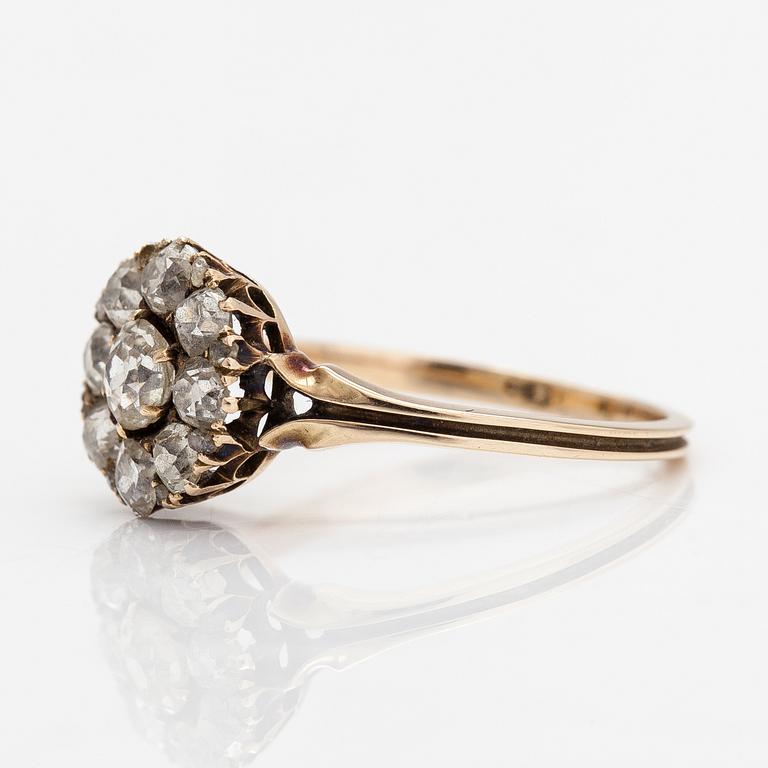 Ring, 14K guld och gammal- och risenslipade diamanter ca. 0.90 ct totalt. Ryssland.