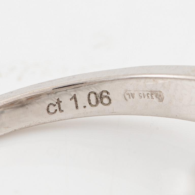 Ring, 18K white gold with a princess-cut diamond and brilliant-cut diamonds, accompanied by GIA dossier.