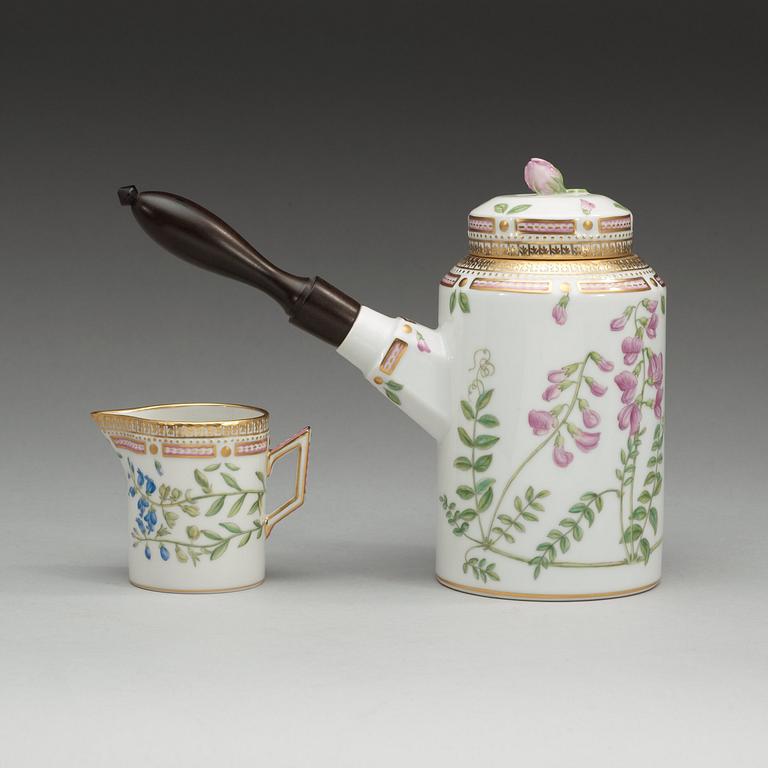 CYLINDERKAFFEKANNA samt GRÄDDSNIPA, porslin. "Flora Danica", Royal Copenhagen, Danmark, 1900-tal.