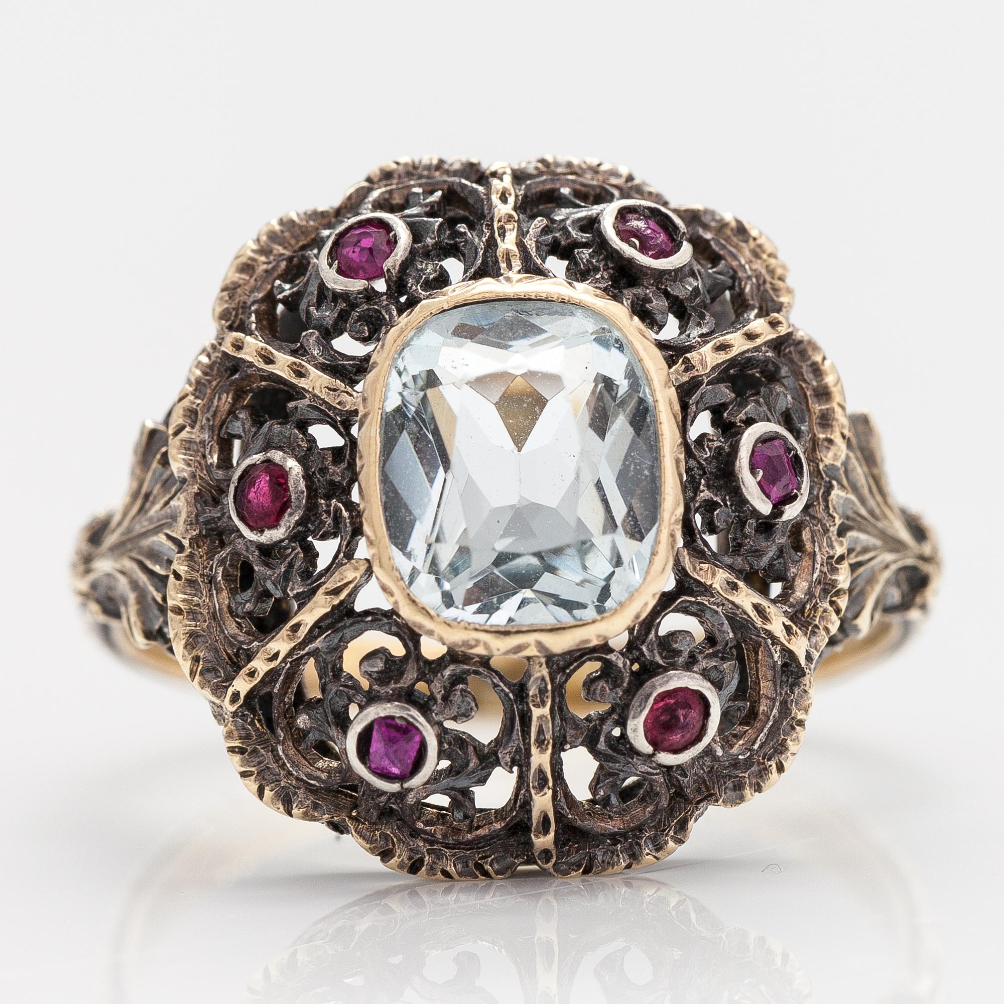 RING, 14K och 18K guld, silver, akvamarong, rubiner och glasstenar.