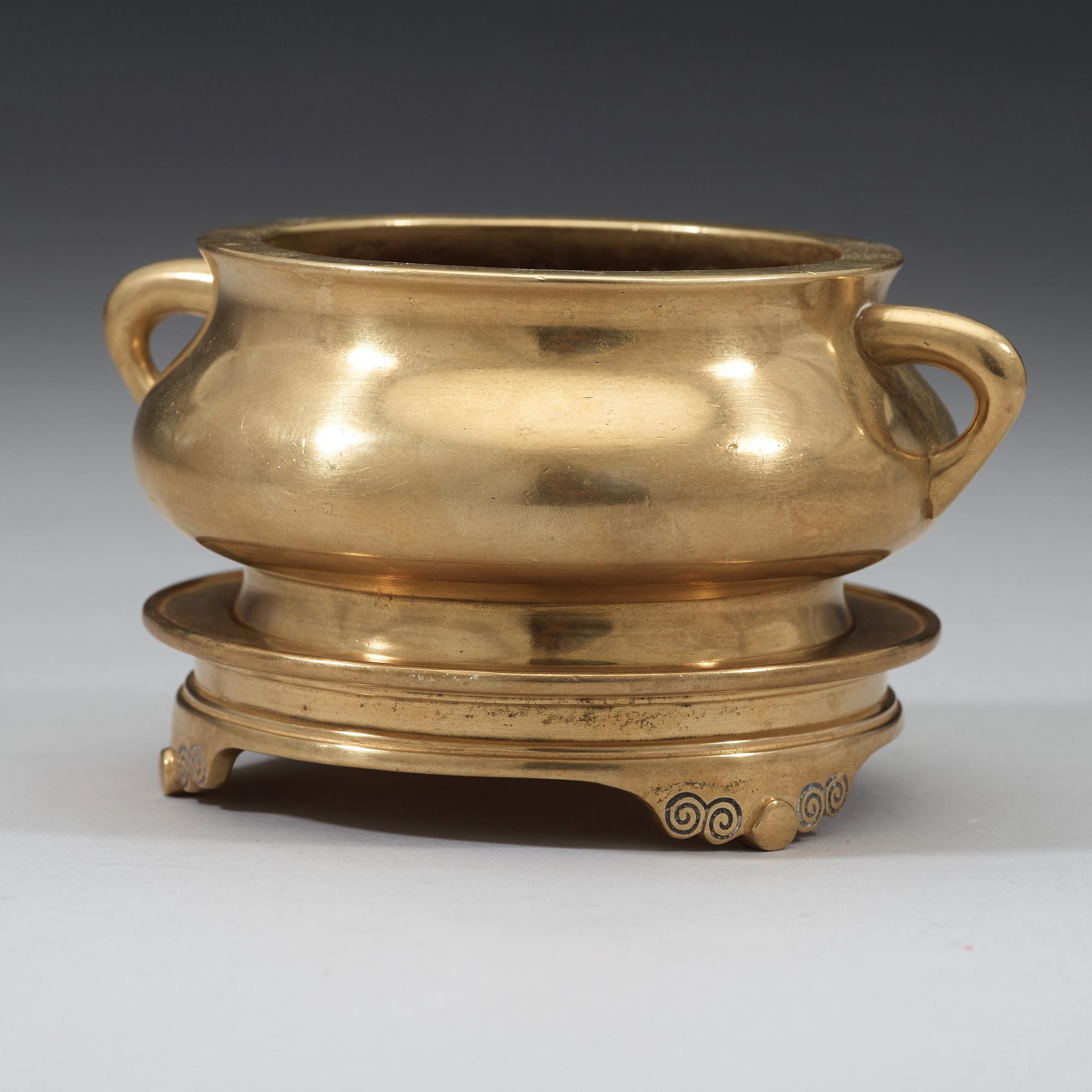 RÖKELSEKAR MED STÄLL, brons. Sen Ming-tidig Qingdynasti, 16/1700-tal.