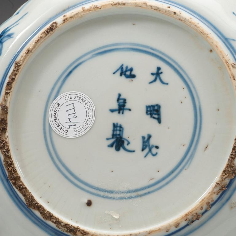 Two blue and white dishes, Ming dynasti, Tianqi /Chongzhen, 17th Century.