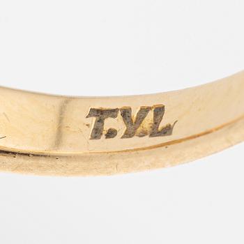 Ring 14K gold with a cultured pearl.