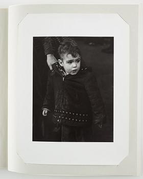 Portfolio, 10 gelatin silver prints, numbered 19/110, Jubileumspärm Fotograficentrum.