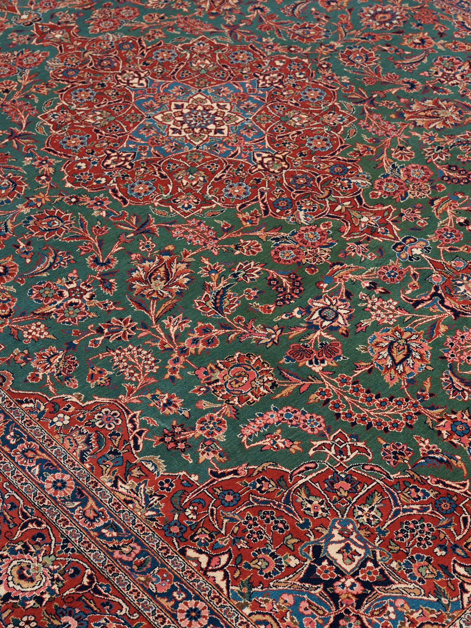 SEMI-ANTIQUE KASHAN. 383 x 274-278 cm.
