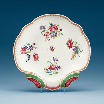 1586. A famille rose leaf shaped dish, Qing dynasty, Qianlong (1736-95).