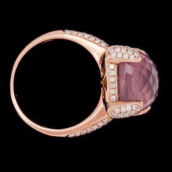 RING, checkerslipad rosenkvarts med briljantslipade diamanter, tot. ca 1 ct.