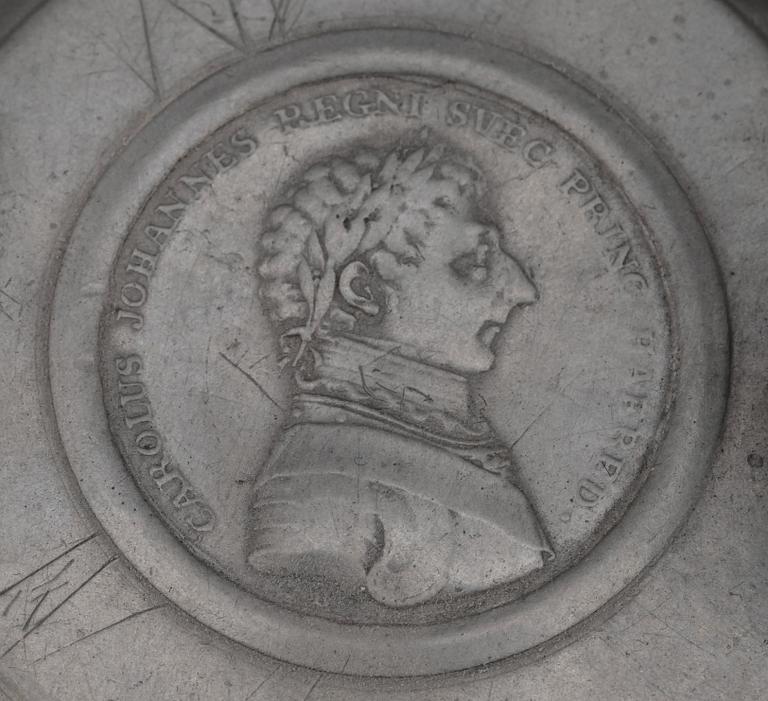 SKÄNKKANNA SAMT STOP, 2 st, tenn,Zadok Bergenholtz, Vimmerby, 1801 samt Erik Wikgren, Nyköping, 1820.
.