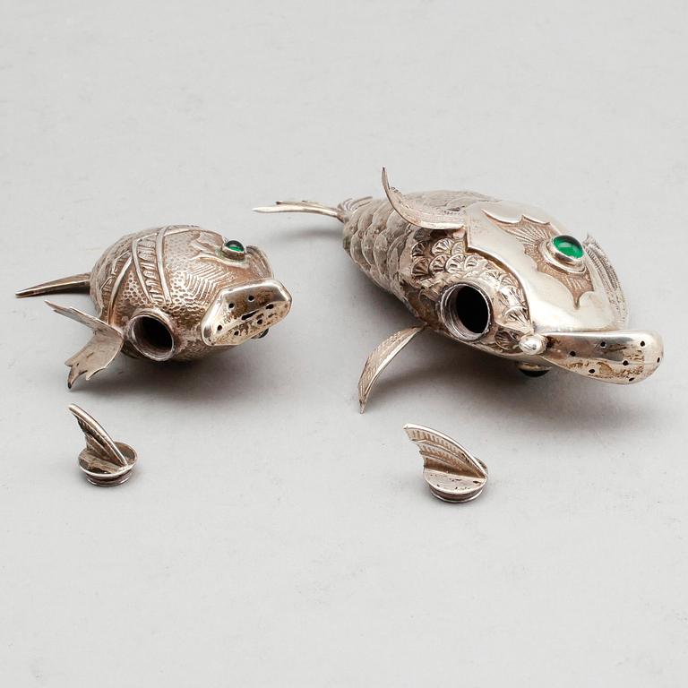 PEPPARKAR, 2 st, silver, Spanien, 1900-tal. Vikt ca 73 gram.
