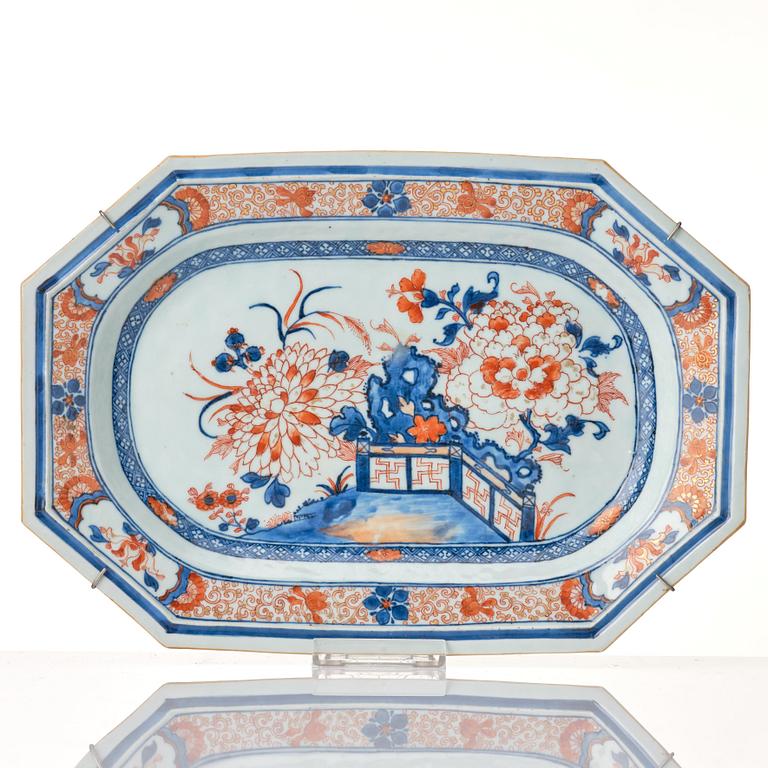 A set of 3 imari serving dishes, Qing dynasty, 18th Century.